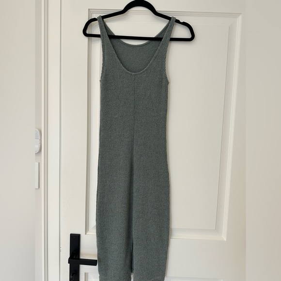 Blue form fitting knit midi dress - Picture 2 of 3